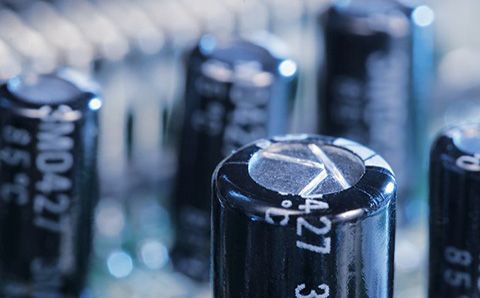 哪些材料會影響超級電容器的性能？